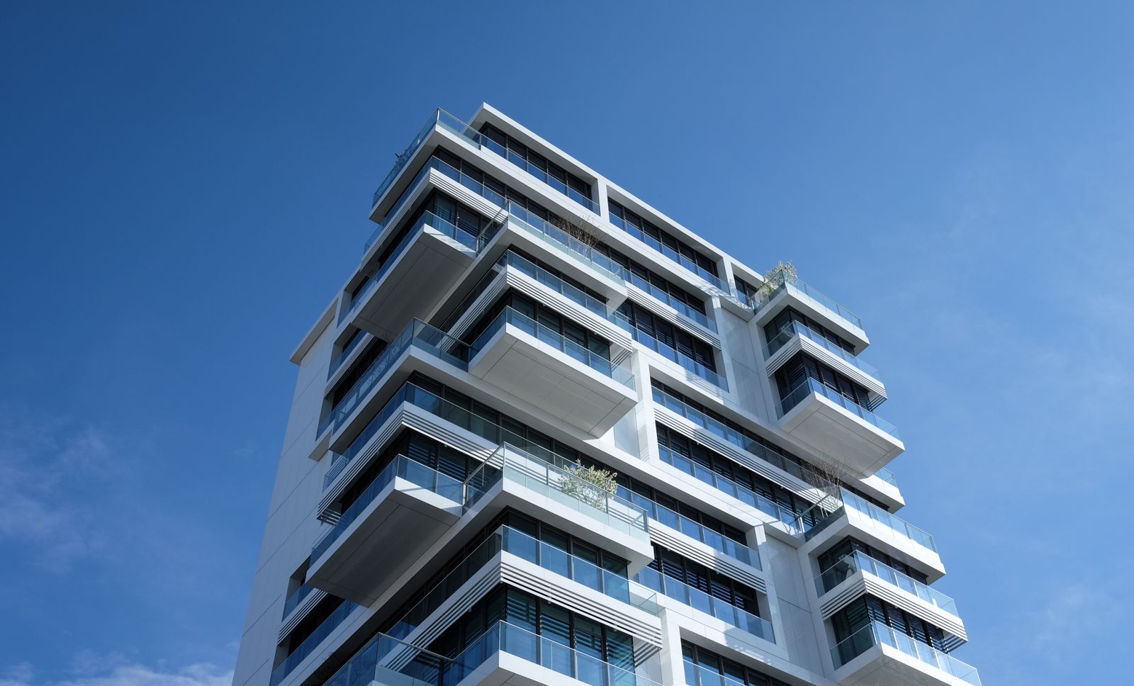 Çekmeköy'de modern konut binası, açık gökyüzü